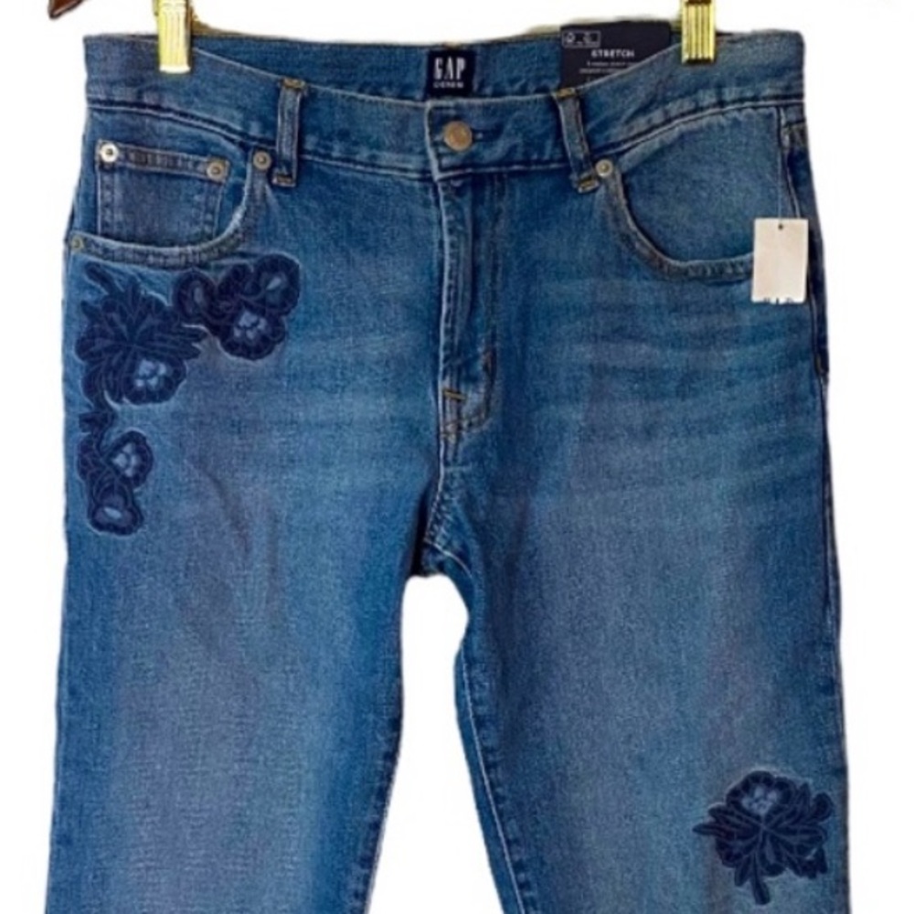 Gap Women’s Floral Embroidered Girlfriend Jeans Size 27/4 excellent cond.